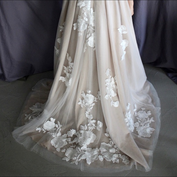 BRAND NEW Custom Wedding Dress - Picture 4 of 9
